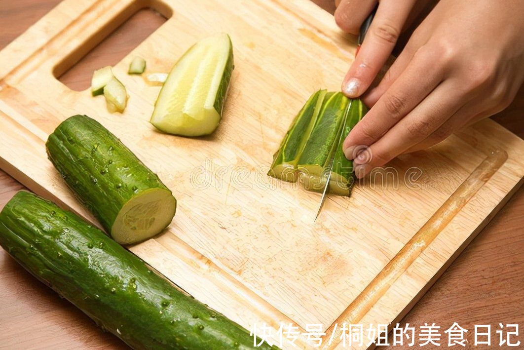 腌黄瓜，切忌放上调料直接拌，多加2步，黄瓜更入味，又香又爽脆