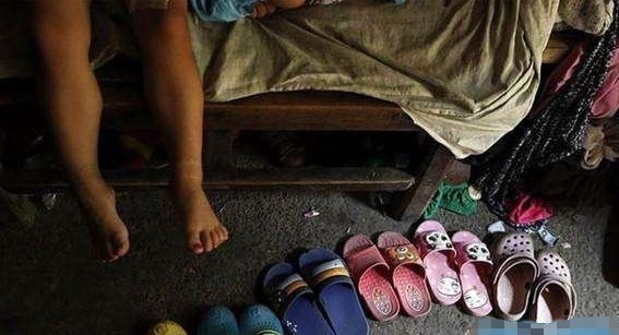 两个儿子|36岁孕妇生下6个孩子，五女一子还想再生一子，连拖鞋都买不起