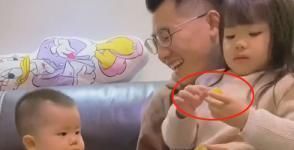 奶爸|“偏心眼奶爸”带娃火了,娃一脸哀怨:你个糟老头子,气死我了!