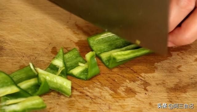 青椒籽|2个鸡蛋,1个洋葱,教你做最解馋的家常小炒,好看又好吃,超下饭