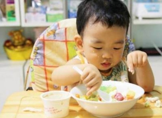 宝宝|满1岁的宝宝,喝奶和吃饭哪个为主做对了好处多,家长别大意