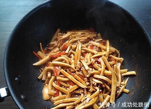 试试|面色蜡黄还肤色不匀?快试试做这道烂肉杏鲍菇,改善肤色!