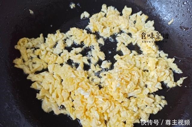 搅拌均匀|懒人春卷的做法,不和面,也不揉面,5分钟出锅,外酥里嫩又解馋