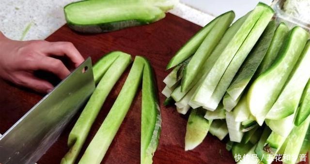 省事|冬天,遇到此菜别手软,一次买30斤,晒干腌起来,随吃随取特省事