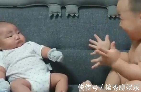 俊俊|2岁哥哥想抱弟弟却抱不动,接下来做的事把妈妈萌化了,好可爱