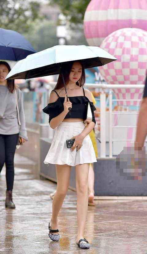 搭配 小姐姐脚上搭配了一双黑色的运动鞋,更显活力气息