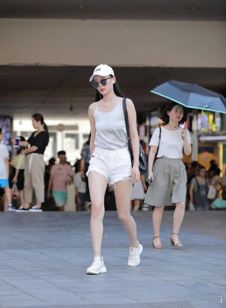 清凉|这吊带上衣真清凉,凭借辣妈的身材,绝对给十分吧