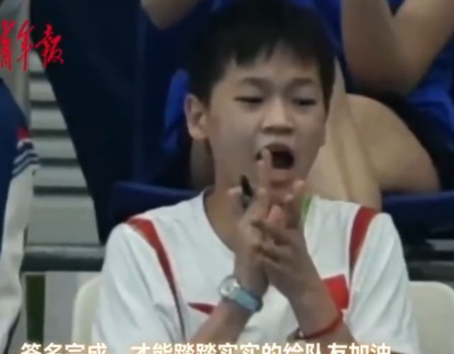 彭健烽|一口吃掉半根香肠!全红婵又火了:当观众却忙签名+给队友递零食