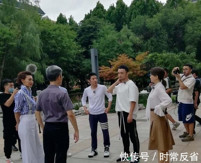 央视主持也曾尬舞群魔乱舞:撒贝宁跳得像老干部,小尼姿势像举重