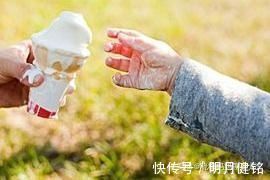 坑娃事|5岁男孩喷完花露水,竟再也抬不起头,夏天别做这3件“坑娃事”