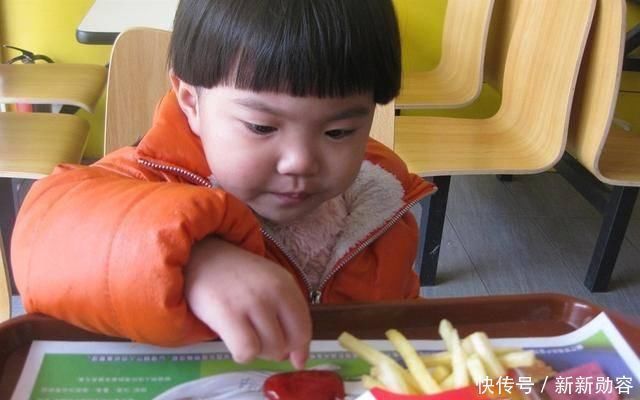 危害|这4种零食,家长尽量少买,对孩子危害大,特别像第2种