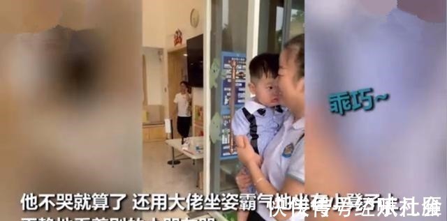 孩子|幼儿园宝宝“大佬坐姿”走红,平静看其他同学哭,自己反而很淡定