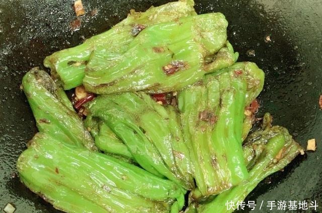 做虎皮青椒时,先放盐还是青椒很多人弄反了,导致不起皮不入味!