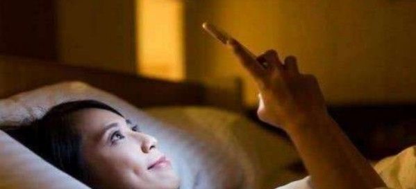 熬夜玩手机|孕妈在孕期经常玩手机,可能会让胎儿发生3个“变化”,别忽视