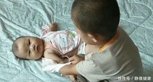 妹妹|4岁哥哥照顾妹妹起居火了,这大概是全网“混得最牛”的二胎