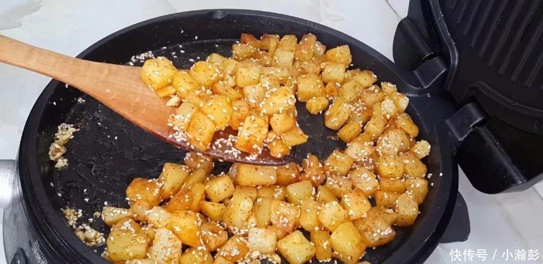 土豆又出新吃法,教你简单一做,比干锅土豆做法简单,比薯条好吃