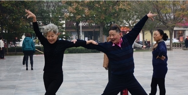 退休|跳了一年交谊舞，68岁大爷哭诉：退休金一万都不够，天天吃泡面