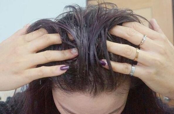 臭女人|女人三处“臭烘烘”，卵巢或已开始“早衰”，很多人都没在意