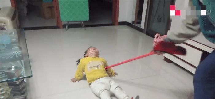 女儿|“女儿奴”爸爸哄女儿吃饭不成,忍不住挥起扫帚,宝宝却哈哈大笑