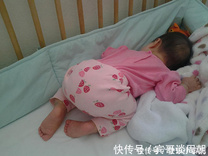 姿势|宝宝睡觉时头总向上拱?背后有这4大原因,最后一个不能忽视
