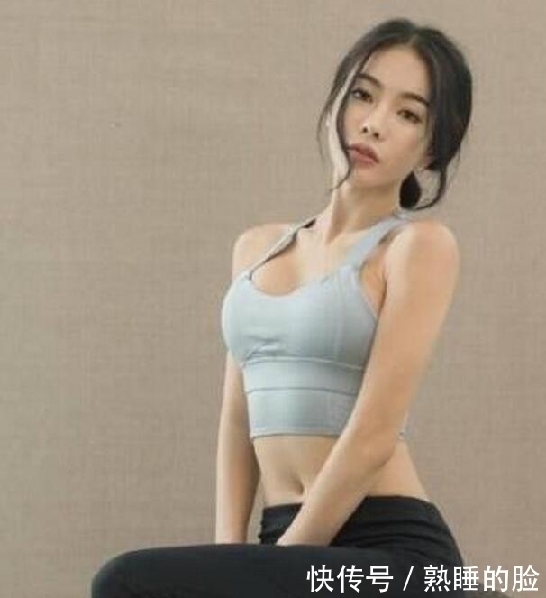 曲线|紧身打底裤小姐姐,轻松秀出完美曲线,很招人喜爱