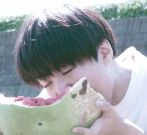 vlog|王俊凱吃西瓜vlog