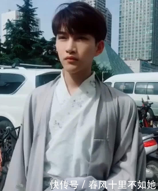 看上去|汉服小哥哥街上散步,当看到下半身后,网友:属实刺激