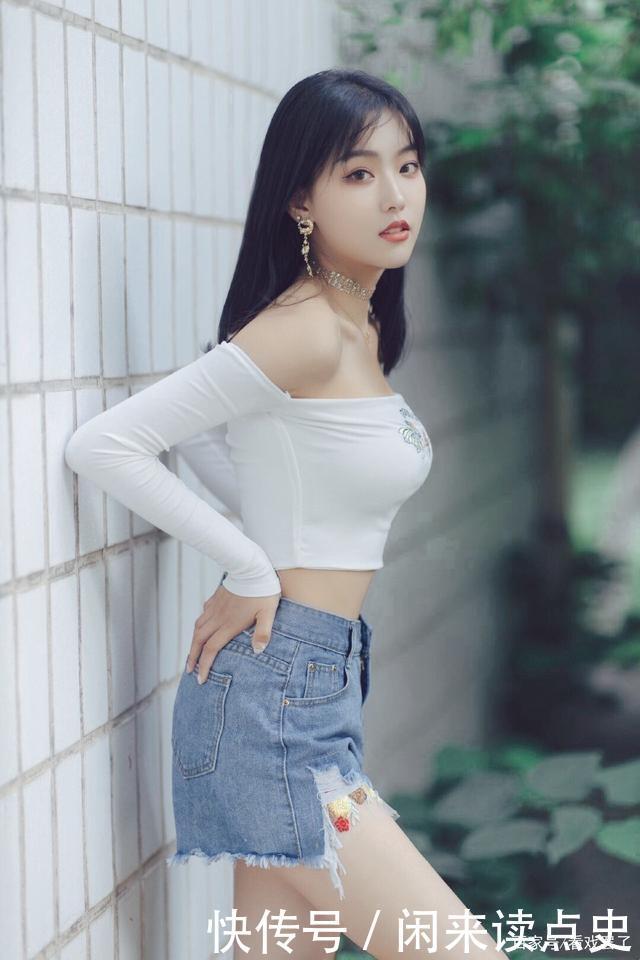 白色高腰露脐紧身T恤搭配牛仔短裤,清丽脱俗,不食人间烟火