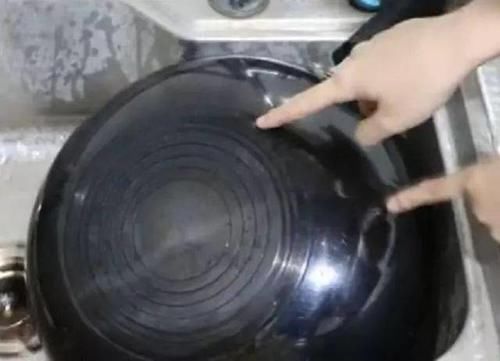 焕然一新|菜锅用久了，锅底黑垢厚又脏！只需1招，黑垢一擦就掉，焕然一新