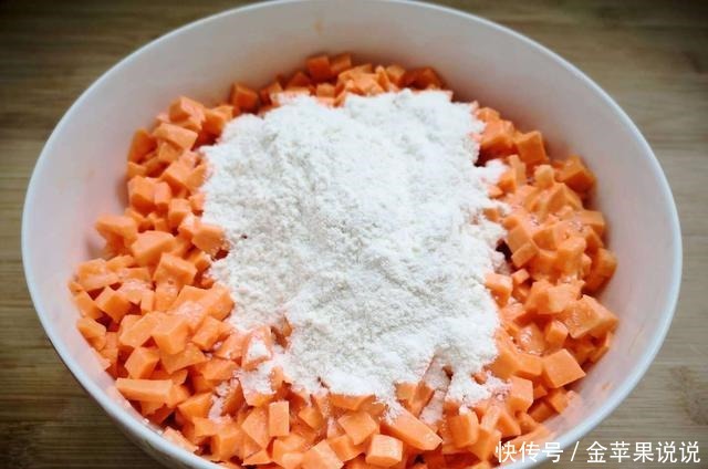 红薯这样做真好吃,一会就做一大盘,好吃的不得了,总是不够吃!