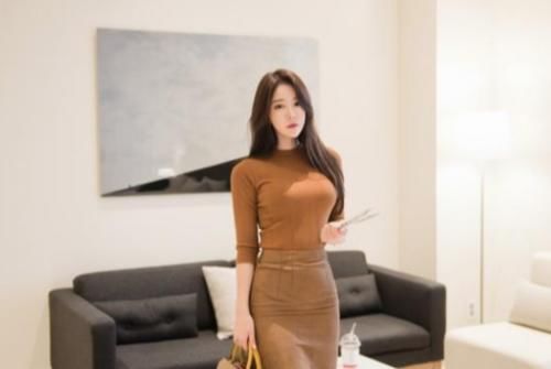 端庄又性感,半身裙打底衫的装扮,勾勒出女性美丽优雅的姿态