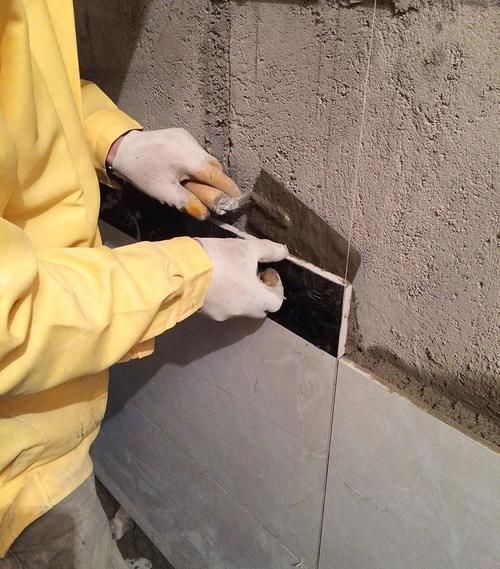 墙面砖|入住不到一年,墙砖哗哗往下掉,维修工人:施工时关键步骤忘了做