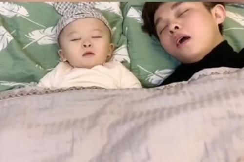 睡眠环境|因呼噜声太大,宝爸被亲生儿子当场“报复”,宝妈在一旁乐坏了