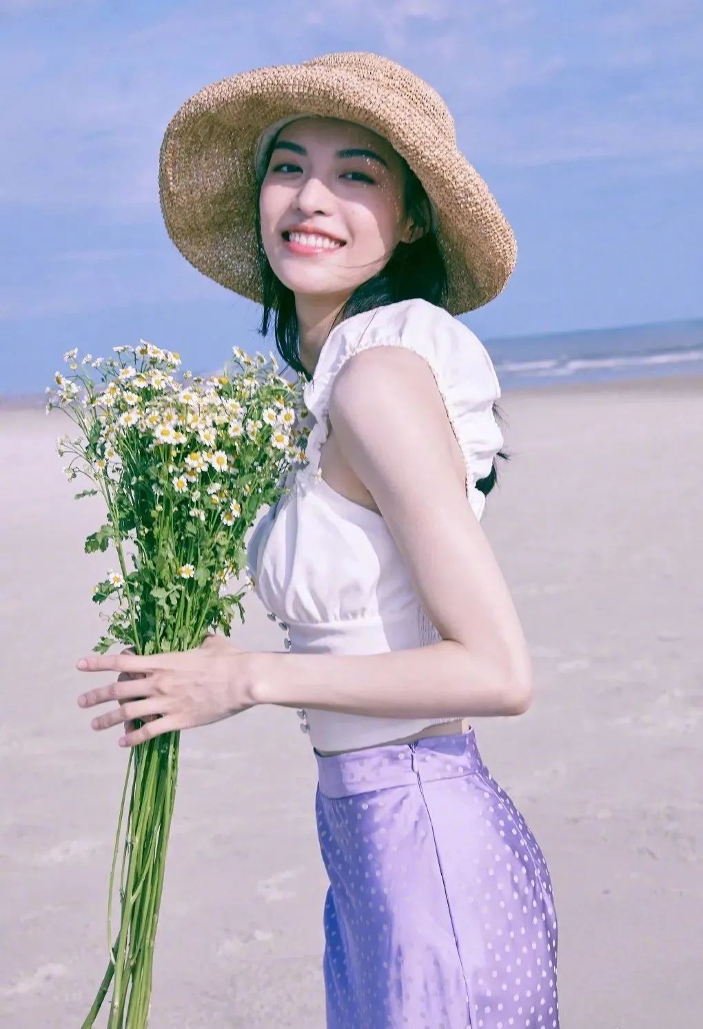 蕾丝|黑白灰穿腻了？今夏这6组彩色穿搭超显白，回头率100%