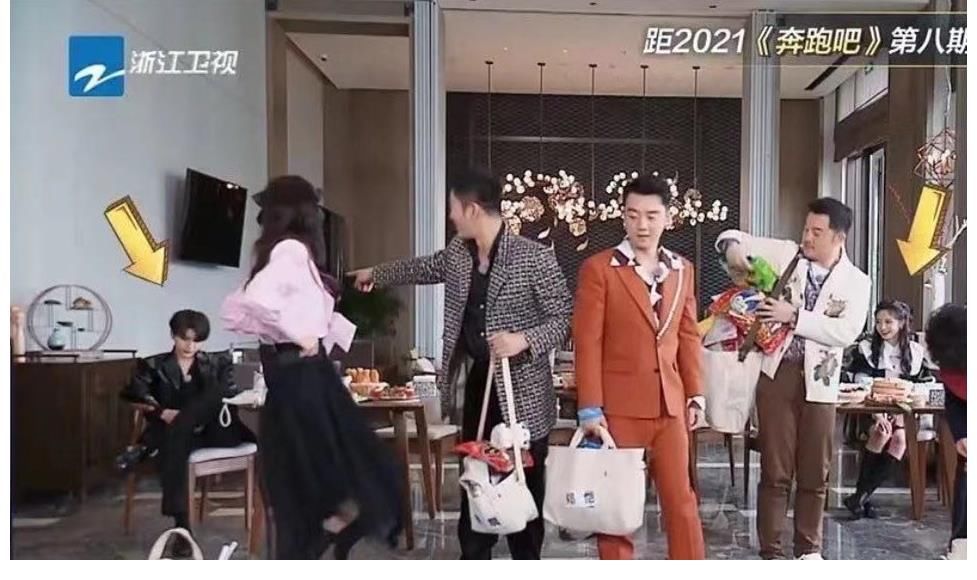 商标|绝了！蔡徐坤录跑男玩手机被批评，师父谢娜录快本玩手机也被骂过