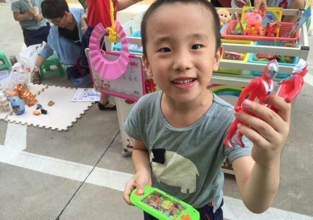 幼儿园|幼儿园办“跳蚤市场”,宝宝拿出了妈妈的钻戒,8元标价气笑宝妈