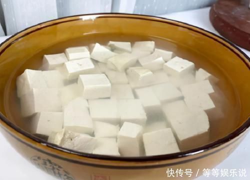 炸制|油炸豆腐,裹蛋液还是裹面粉好?都错了!这么做,豆泡金黄香酥