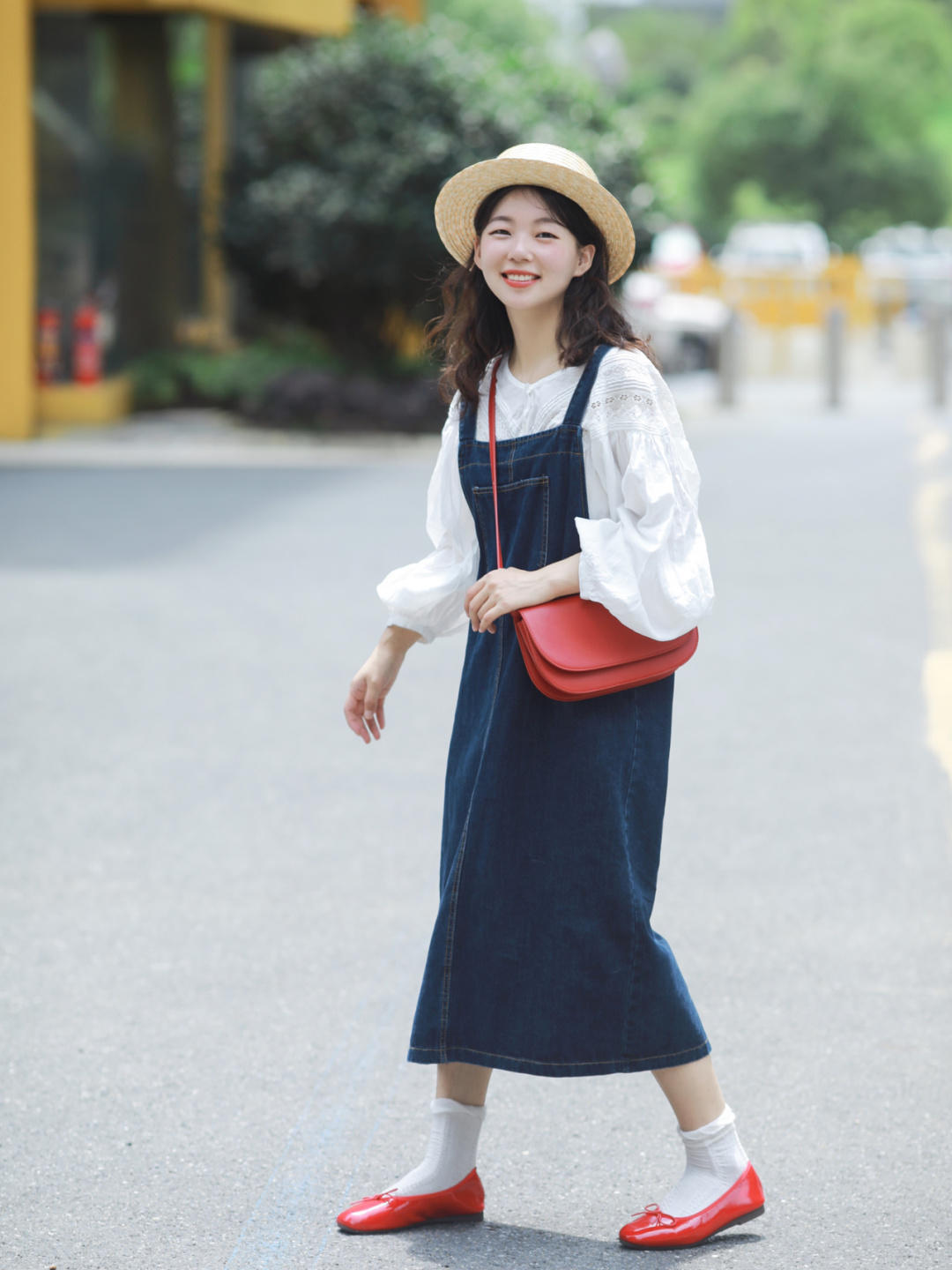 搭配|秋季,矮个子的搭配指南,白色衬衫搭配背带裤可甜可咸,显高显瘦