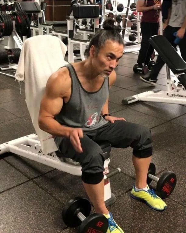 杠铃片|50岁大叔练习1万次引体向上后，背部成了这样