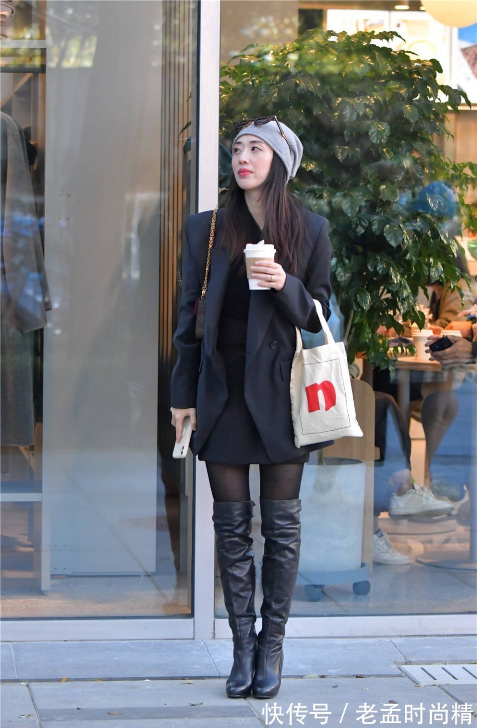 美女 街拍:小姐姐黑丝袜配上中筒靴,结合短裙更加自然,展现女性魅力