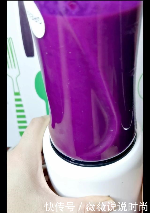 它和红豆一起煮,皱纹消失了,嘴巴不臭了,秀发慢慢变乌黑柔顺