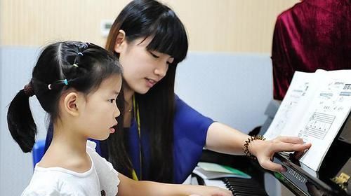 父母|30多岁“巨婴”专业啃老,生活奢华安逸,妈妈:“她还是个孩子”