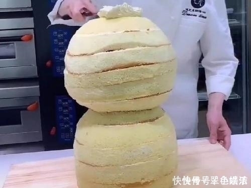 小伙用蛋糕做蓝胖子，过程看着就不想吃，成品后却不舍得吃
