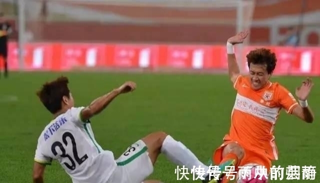中超|泰山队铁卫越老越妖,力压年轻国脚踢主力,发文致敬美丽妻子