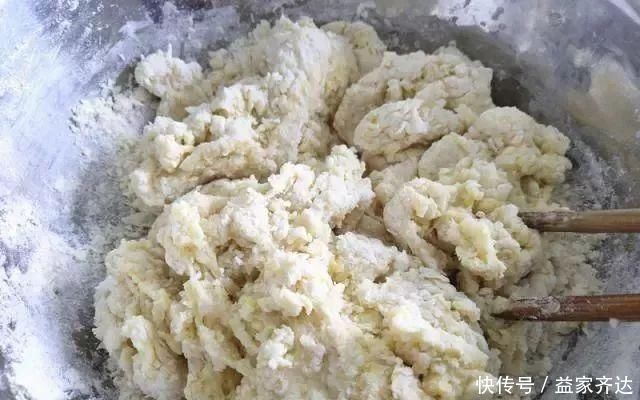 家里有面粉和鸡蛋，就能做面包，不用烤箱，有电饭锅或都蒸锅就行