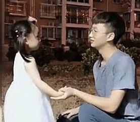 二胎政策|自从有了二胎妹妹后,相差15岁的哥哥就把她宠成了小公主,羡慕