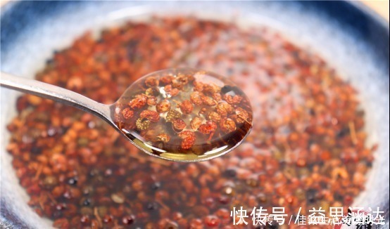 花椒油不要马上下锅炸,大厨教你一招,又香又麻,比卖的还好吃