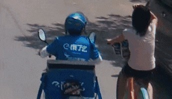 |搞笑GIF:妹子,你是不是第一次骑车?电动车是有刹车的