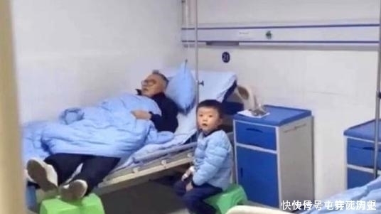 孙子|爷爷带孙子打点滴,护士查房时看到的画面,被网友调侃太难了