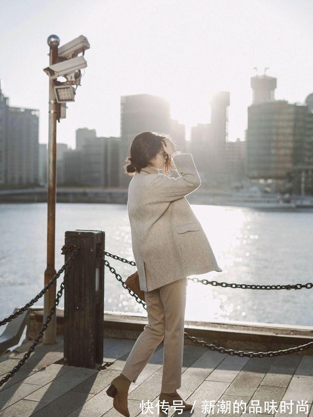视觉效果 跟着时尚博主学穿搭,毛茸茸的卡其色外套配白裤,温柔简约又时尚!